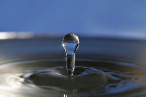 800px-Water_droplet_blue_bg05